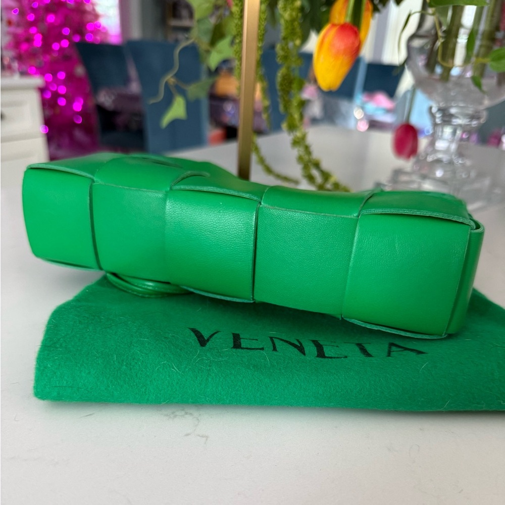 BOTTEGA VENETA Calfskin Maxi Intrecciato Cassette Pouch on Strap in Parakeet - Picture 8 of 15